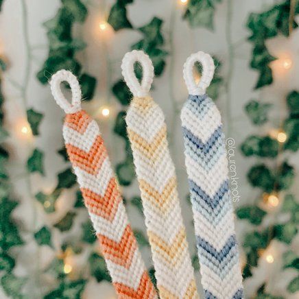 How To Make Mini Wave Bracelets, Aesthetic Chevron Bracelet, Cute Thread Bracelet Ideas, Friend Bracelets Pattern, Friendship Bracelet Ideas String, Cute Friendship Bracelet Ideas, Cute Yarn Bracelets, Summer Friendship Bracelets Colors, Summer Thread Bracelets