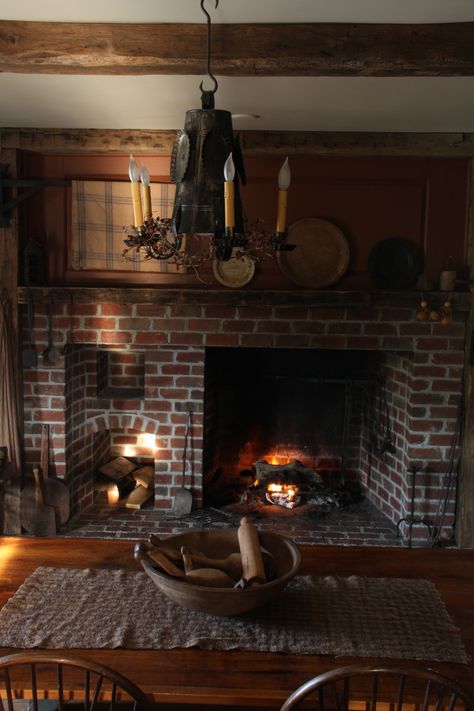 Beautiful colonial keeping room Parrilla Interior, Primitive Fireplace, Panel Walls, Keeping Rooms, American Farmhouse, Primitive Colonial, Primitive Homes, Interior Vintage, Prim Decor