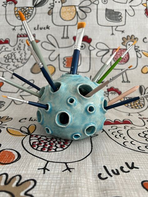 Ceramic pen holder Ceramic Storytelling, Ceramic Spaceship, Planet Pottery, Ceramics Gift Ideas, Kids Pottery Projects, Pottery Ideas Easy, Space Ceramics, Crazy Ceramics, Fun Sculpture