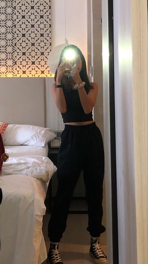 ootd, black, hotel, sweatpants, aesthetic, mirror picture Black Sweatpants Aesthetic, Outfit Ideas Black Sweatpants, Fits With Black Sweatpants, Styling Black Sweatpants, Black Sweatpants Outfit Aesthetic, Outfit Ideas With Black Sweatpants, Cute Outfits With Black Sweatpants, Grey Sweatpants Outfit Women, Black Sweatpants Outfit For School