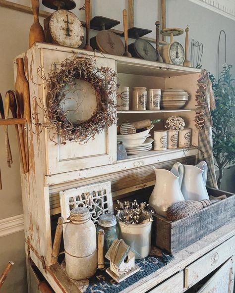 Credenza Shabby, Case In Stile Country, Shabby Farmhouse, Styl Shabby Chic, Hutch Decor, Staging Ideas, Interior Vintage, Ideas Hogar, Primitive Farmhouse