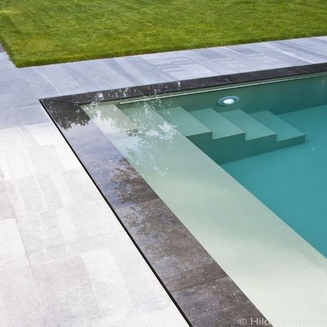 Sleek contemporary pool, combined underflow and overflow system | stone edging… Overflow Pool, Piscina Rectangular, Bio Pool, Living Pool, Pool Water Features, Pool Steps, Modern Landscape Design, Luxury Pools, Modern Pools