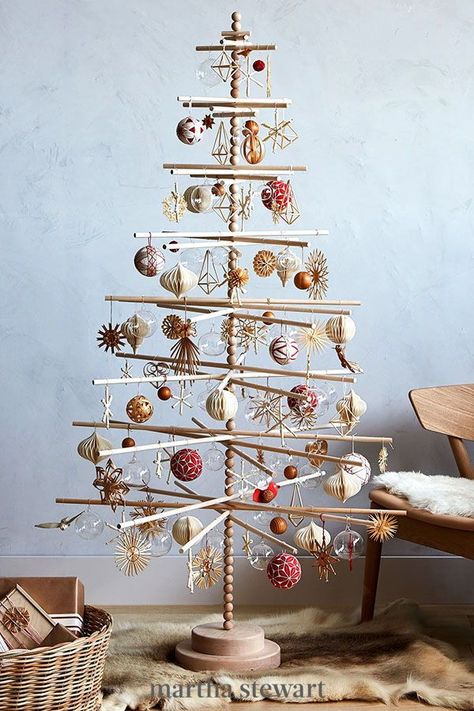 Scandinavian Christmas Trees, Minimalist Christmas Tree, Creative Christmas Trees, Alternative Christmas, Alternative Christmas Tree, Wooden Christmas Tree, Decor Ikea, Traditional Christmas Tree, A White Christmas