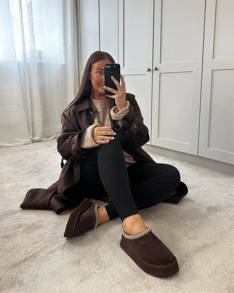 I feel like chocolate is going to be my colour this Autumn 🍂🤎 what do we think of the Burnt Cedar UGGs? 😍☁️ Ugg season. Burnt cedar Uggs. Autumnal outfit. Ugg Hickory, Ugg Burnt Cedar, Burnt Cedar Uggs, Burnt Cedar Uggs Outfit, Chocolate Brown Uggs Outfit, Fall Gender Reveal Outfit For Mom, Dark Brown Uggs Outfit, Ugg Caribou, Low Uggs Outfit