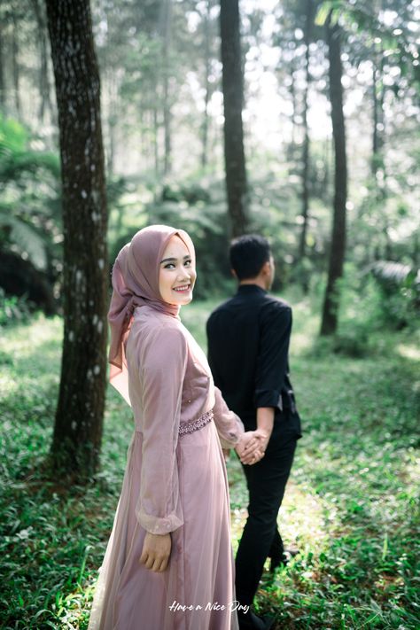 Hijab Couple Photoshoot, Preeweding Shoot Outdoor, Ide Prewedding Outdoor, Prewedding Hijab Outdoor, Prewedding Poses Outdoor, Konsep Prewedding Outdoor Hijab, Prawedding Konsep Outdoor Casual, Prewedding Pose Outdoor, Tema Prewedding Outdoor