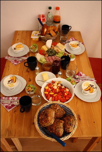 Fruehstueck! delicious german breakfast yummm German Breakfast Traditional, Euro Breakfast, Honey Eggs, German Breakfast, European Breakfast, Breakfast Around The World, German Cooking, German Foods, Traditional Breakfast