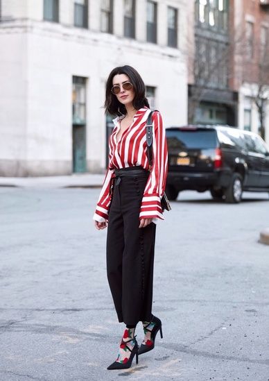 red striped shirt+black wide leg pants Red Striped Shirt Outfit, Outfits With Striped Shirts, Red Striped Shirt, Floral Socks, Fall Accessories, Looks Style, Womens Fashion Trends, Primavera Estate, Elegant Fashion