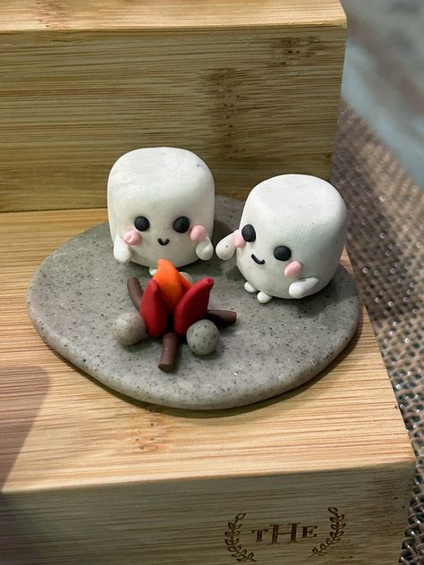 Scene of marshmallows sitting by a campfire. Made from polymer clay. Model Clay Ideas Easy, Clay Date Ideas Halloween, Polymer Clay Marshmallow, Easy Clay Date Ideas, Air Dry Clay Marshmallows, Polymer Clay Couple Ideas, Clay Art Minecraft, Clay Crafts Small Easy, Clay Trend Ideas