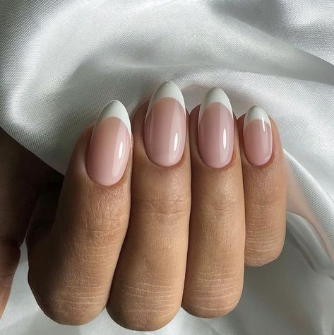 French Nails Acrylic Oval, French Nail Bride, Round Nail French Manicure, Oval French Tip Acrylic Nails, French Nails Ideas Oval, French Tip Round Nails Acrylics, French On Oval Nails, French Manicure Designs Oval Nails, French Nails Oval Short