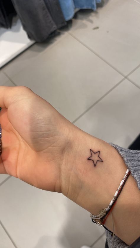 Small Tattoos For Hip, Mini Cute Tattoos Simple, Star Tattoos Hand, Mini Tat Ideas, Easy Tatoos Ideas, Small Easy Tattoo Ideas, Aesthetic Small Tattoos, Small Easy Tattoos, Mini Tattoos Ideas