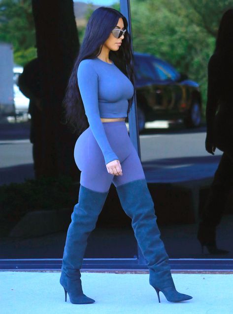 Kim Kardashian Debuts New Blue Hair for Latest Yeezy Photo Shoot Kim Kardashian Style Casual, Kim Kardashian Blazer, Kardashian Style Casual, Kim Kardashian Meme, Kim Kardashian Wedding Dress, Kim Kardashian Nails, Kim Kardashian Before, Kim Kardashian Wedding, Estilo Kim Kardashian