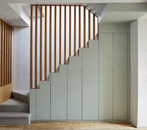 Wood Slat Staircase, Stair Banister Ideas, Modern Staircase Ideas, Contemporary Staircase Design, Staircases Ideas, Banister Ideas, Stair Banister, Contemporary Staircase, Staircase Designs