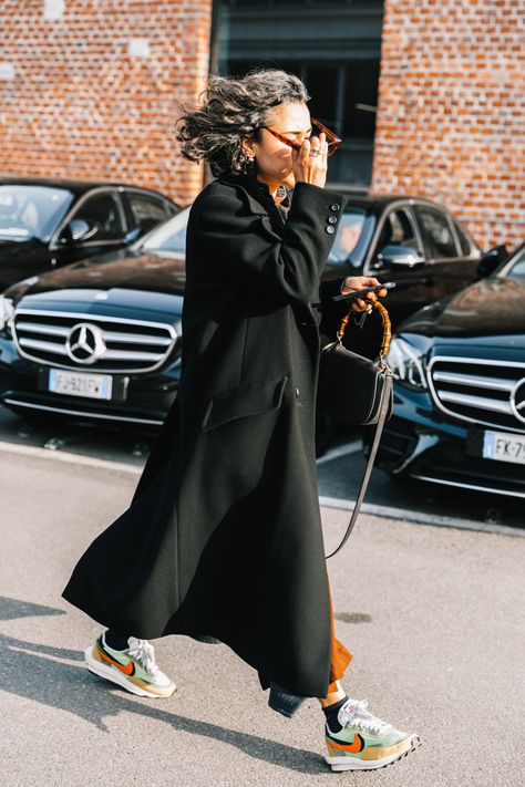 Fall Fashion Coats, Walking Down The Street, Sneakers Street Style, Street Style Blog, Nike Waffle, Winter Street, Paris Mode, Milano Fashion Week, Street Style Trends