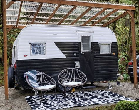 Camper Guest House Backyards, Camper Shelter Ideas, Trailer Outdoor Decor, Rv Carport Ideas, Caravan Shelter, Caravan Exterior Ideas, Vintage Caravan Exterior, Camper Shelter, Garden Caravan