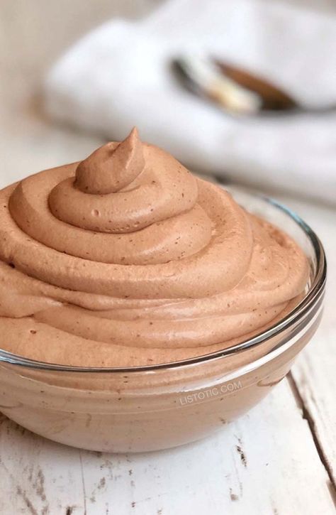 A common misconception of people on specialist diets is that they don’t like to treat themselves, or eat something a bit naughty. This couldn’t be further from the truth, so here are 17 of the best keto dessert recipes out there to inspire you next time you want to want to reach for something sweet! Keto Frosty, Keto Chocolate Frosty, Low Carb Desserts Easy, Dessert Restaurant, Chocolate Frosty, Frosty Recipe, Ice Cream For Breakfast, Pudding Chia, Dessert Mousse