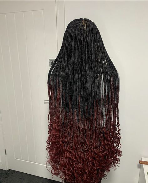 Displaying black braids and red curls at the tip. Burgundy Braids With Curly Ends, Red Braids Curly Ends, Black To Red Box Braids, Cute Braids With Curls At The End, Braids For Black Women Red And Black, Red Box Braids With Curly Ends, Black And Red Peekaboo Braids With Curls, Black And Red Ombre Braids, Red Braids With Curly Ends