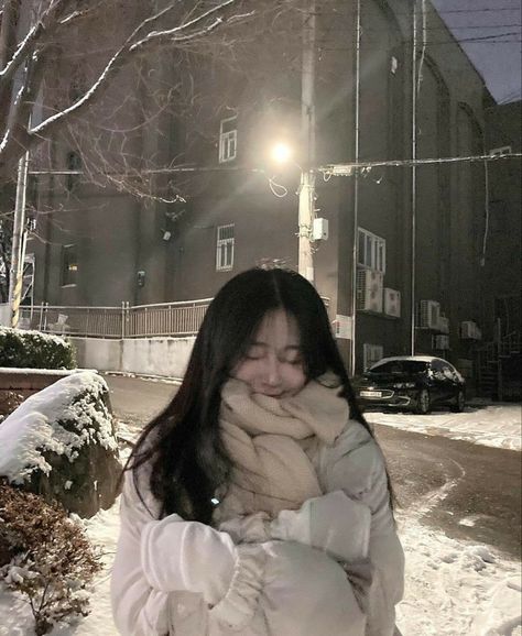 Christmas Poses, Snow Photoshoot, Glamouröse Outfits, Korean Winter, Korean Photo, 사진 촬영 포즈, Winter Photo, Winter Girls, Winter Pictures