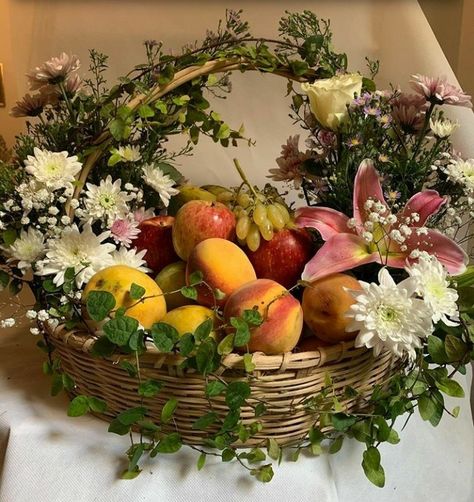 Fruit Basket Centerpiece Ideas, Baskets Of Fruit, Fruits Arrangements Ideas, Fruit Packing For Wedding, Fruit Basket Decoration For Wedding, Fruit Basket Aesthetic, Fruit Basket Arrangement, Jessa Aesthetic, Fruit Basket Wedding