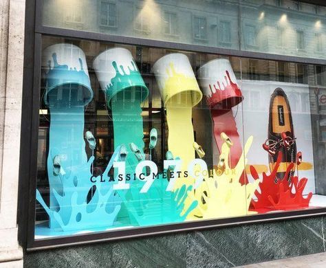 This window display is an example of repetition as it consists of four of the same paint cans pouring over the same pair of shoes, with only the color of the paint changing. This use of repetition makes the shoes more emphatic and more important. It also leads the viewer's eye and creates a sense of motion. Display Visual Merchandising, معرض فني, Decoration Vitrine, Design Café, Store Window Displays, Interior Vintage, Retail Windows, Store Windows, Store Window