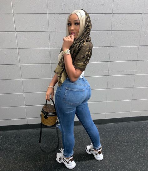 Lv Scarf, Summer Jeans, Light Blue Jeans, Fashion Nova Jeans, Spring Outfit, Classy Outfits, Farmer, Trendy Outfits, Fashion Nova