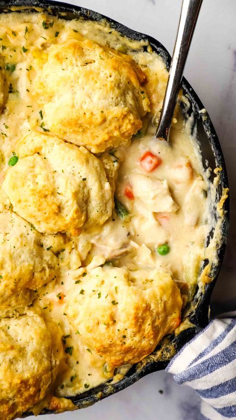 This easy cast iron skillet chicken pot pie takes a few shortcuts with shredded rotisserie chicken, and frozen vegetables. Super simple homemade buttermilk drop biscuits top the creamy filling (lightened-up with evaporated milk!). This is the ultimate weeknight comfort meal and a dinner the whole family will get excited about! Shepherd Pies, Easy Chicken Pot Pie Casserole, Biscuit Pot Pie, Vegetable Pot Pie, Cheddar Biscuit, Biscuit Chicken Pot Pie, Vegetable Pot Pies, Pot Pie Casserole, Biscuits Casserole