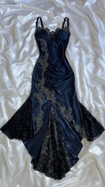 xoxofitz on Instagram: "Dark Fairy Enchantress Dress 🧚‍♂️🌌 Available through link in bio ☁️ #vintage #fyp #dress #fairy" 1800s Gothic Fashion, Siren Outfit Ideas, Romantic Goth Dress, 90s Prom Dress Grunge, Casino Night Outfit, Performing Outfits, Alternative Dresses, Dress Types, Inai Pengantin