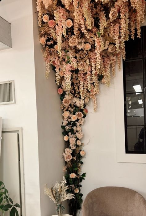 Trellis Decorating Ideas Living Rooms, Bedroom Flower Aesthetic, Bedroom Flowers Ideas, Flower Wall Arrangements Diy, Faux Wisteria Home Decor, Eclectic Hallway Ideas, How To Use Fake Flowers To Decorate, Glamour Aesthetic Bedroom, Hanging Flowers Bedroom Aesthetic