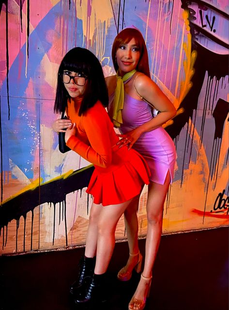 Scooby And Scrappy Doo Costumes, Disfraz Vilma Scooby Doo, Dafne Scooby Doo Outfit, Velma Makeup Scooby Doo, Vilma Scooby Doo Costume, Daphne Makeup Scooby Doo, Disfraz Scooby Doo, Velma Costume Ideas, Scooby Doo Gang Costumes