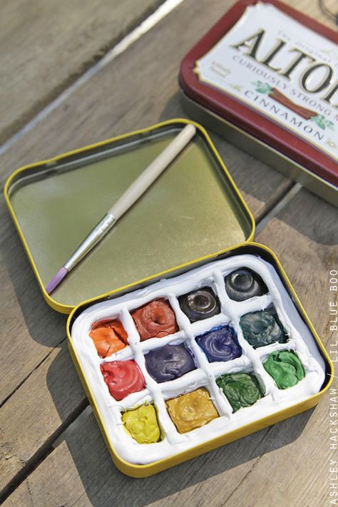 How to make your own DIY mini paint palette Diy Mini Paint Palette, Diy Mini Watercolor Palette, How To Make Your Own Watercolor Paint, Mini Paint Palette, Diy Art Kit, Diy Paint Pallet, Diy Mini Sketchbook, Mini Watercolor Palette, Craft Ideas Birthday