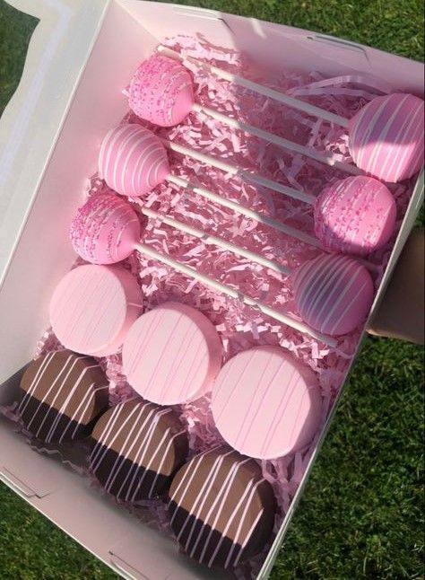 Cake Pops Small Business, Cake Pop Gift Box Ideas, Cute Birthday Strawberries, Cake Pops And Strawberries, Chocolate Covered Oreo Bouquet, Chocolate Covered Desserts Ideas Treats, Cake Pops And Cakesicles, Cake Pops Designs Ideas, Barbie Chocolate Covered Oreos