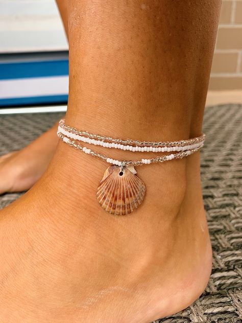 Beach Anklets Summer, Pearl Beach Jewelry, Shell Ankle Bracelets, Beach Beaded Bracelets Ideas, Shell Anklet Diy, Beach Bead Bracelet, Sea Shell Bracelet Diy, Sea Shell Jewelry Diy, Shell Bracelet Diy