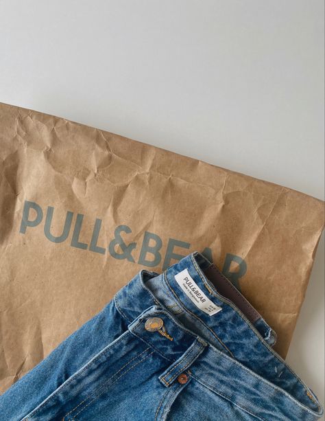 #aesthetic #pullandbear #pinterest #pinterestfashion #fashion Pull Bear Aesthetic, Pull And Bear Outfit, Bear Instagram, Pull And Bear, Digital Portfolio, Pull N Bear, Birthday Girl, Girl Birthday, Levi Jeans