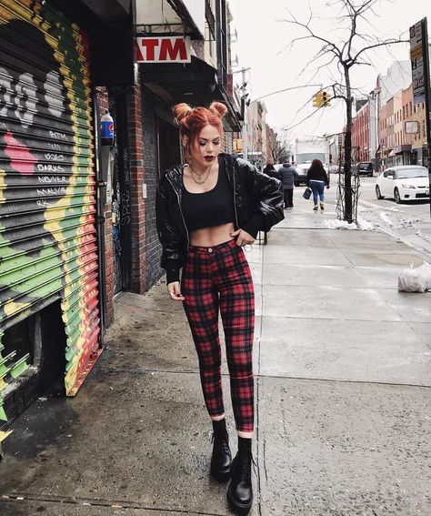 rainy day ootd Necklaces Cross, Fashion Guys, Luanna Perez, Look Grunge, Mode Hipster, Mode Punk, Mode Grunge, 90s Fashion Grunge, Black Cropped Tank