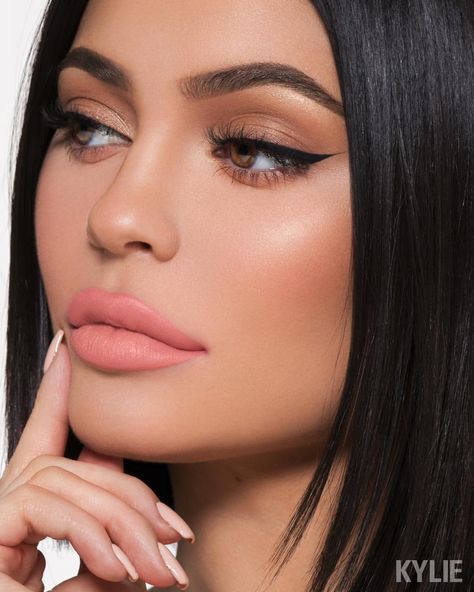 New Lip Kits are LIVE on the site! @kyliejenner wearing LA velvet #Linkinbio Stile Kylie Jenner, Kylie Makeup, Jenner Makeup, Kim K Style, Kylie Jenner Makeup, Jessie James, Cat Eye Makeup, Kylie Cosmetic, Kardashian Kollection