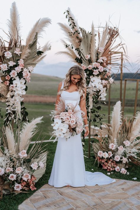 Elegant Country Wedding Ideas, Bohemian Wedding Ideas Decoration, Wedding Arbour Flowers, Arbour Wedding, Arbour Flowers, Seacliff House, Pampas Wedding, Boho Bridal Bouquet, Pampas Grass Wedding