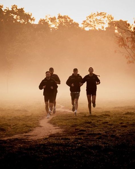 division:bpm on Instagram: "Early morning mist 📷 @jack_hare" Road Running Aesthetic, Early Morning Run Aesthetic, 5 Am Club, Early Morning Run, Sport Vibes, Running Art, Running Photography, Running Photos, Race Photography