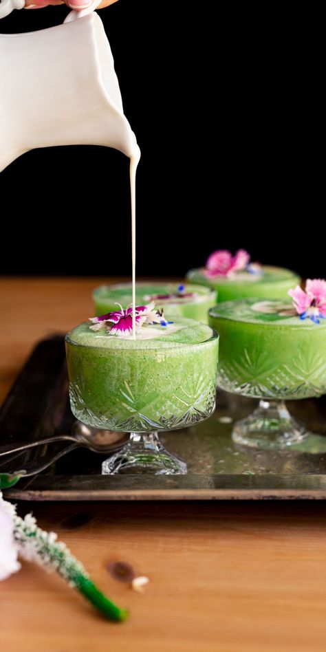 Green Gazpacho Recipe, Green Gazpacho, Cucumber Gazpacho, Melon Soup, Spring Appetizers, Gazpacho Recipe, Chilled Soup, Honeydew Melon, Green Grapes