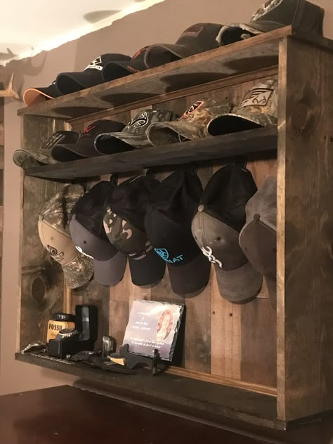 Diy Wooden Hat Rack For Men, Building A Hat Rack, Hat Shelf Ideas Diy, Hat Racks For Men, Vertical Hat Rack Diy, Custom Hat Rack, Hat Rack Wood, Cowboy Closet Ideas, Baseball Hat Hanging Ideas