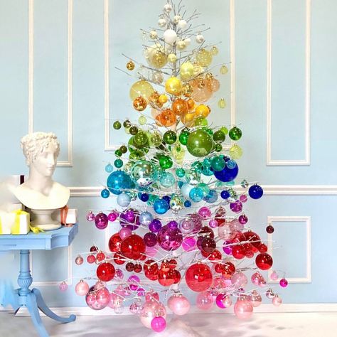 Rainbow Christmas Tree, Minimalist Christmas Tree, Rainbows Christmas, Real Christmas Tree, Unique Christmas Trees, Christmas Tree Inspiration, Colorful Christmas, Minimalist Christmas, Fir Tree