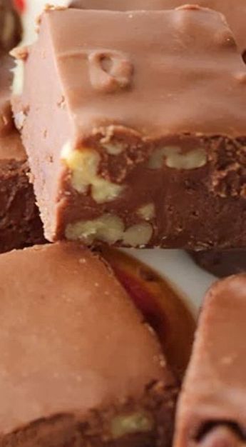 Cake Plating, Mamie Eisenhower, Creamy Fudge, Dessert Aux Fruits, Homemade Fudge, Chocolate Fudge Cake, Fudge Recipe, Fudge Cake, Candy Desserts