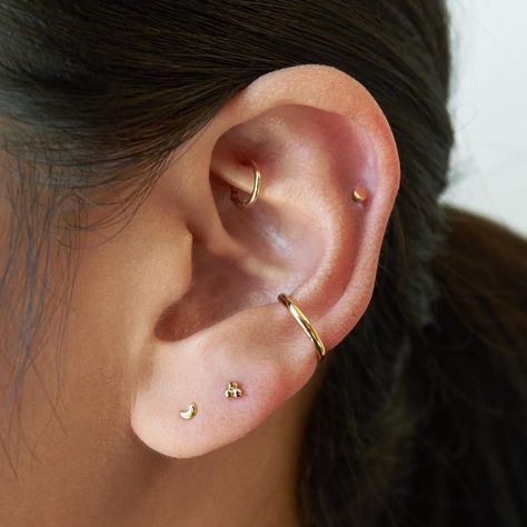 Studs on Instagram: “It’s all in the details 😉✨We love our minis because they’re the perfect way to build a dainty yet fun ‘scape. Dress your ear up with our…” Minimal Curated Ear, Simple Piercings Ear, Pierced Ears Ideas, Dainty Piercings, Dainty Earring Stack, Aesthetic Ear Piercings, Curated Ear Piercing, Ear Styling, Minimalist Ear Piercings