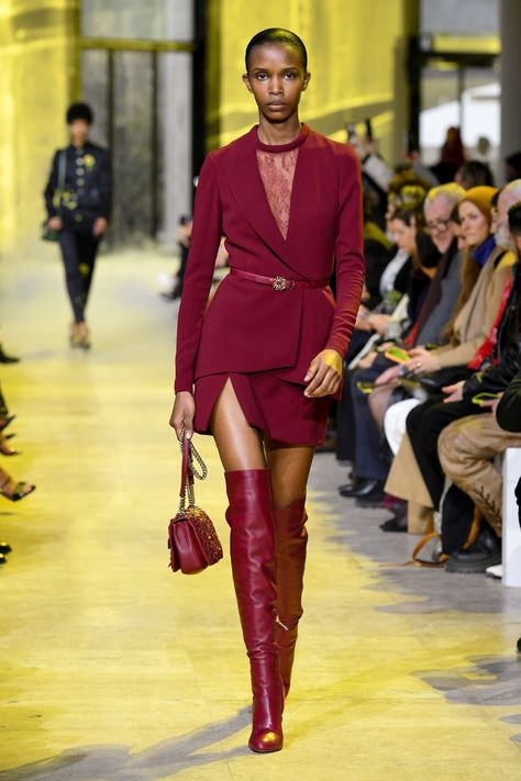 Elie Saab Pre Fall 2023, Classy Winter Dresses, Fall 2023 Runway Trends, 2024 Winter Color Trends, Casual Chic Outfit Ideas, Choco Outfits, Burgundy Outfit Ideas, Fall 2023 Runway, Rtw 2023