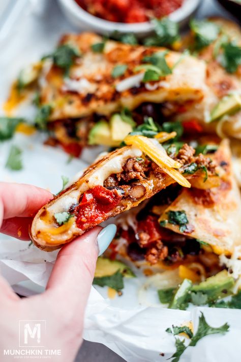 Cheesy Ground Beef Quesadillas Ground Beef And Jalapeno Recipes, Ground Beef Jalapeno Recipes, Easy Dinner Ground Beef, Grilled Roast Beef, Quesadilla Recipes Beef, Ground Beef Quesadillas, Bbq Sandwiches, Munchkin Time, Quesadilla Recipes Easy