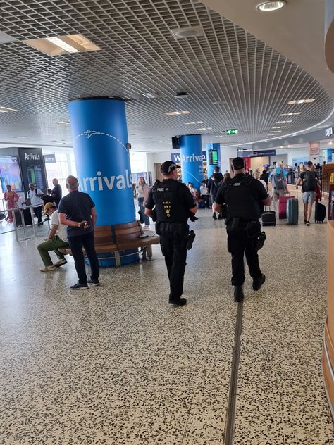 Birmingham Airport Police✈️ on X Airport Police, Uk Airport, Airport Video, Birmingham Airport, Armed Police, Safe Trip, Cracked Wallpaper, Police Patrol, Airport Photos