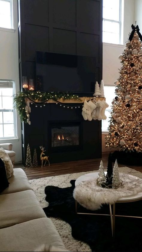 Black Christmas Tree, Living Room Christmas, Black Fireplace, Christmas Fireplace Decor, Christmas Decor Inspiration, Christmas Themes Decorations, Christmas Fireplace, Home Fireplace, Black Christmas