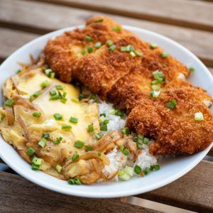 Katsu donburi - Katsu de poulet, riz et sauce au saké et à la sauce soja Plat Aesthetic, Katsu Curry, Food Wars, Food Wallpaper, Japanese Cooking, Korean Food, Food Cravings, Chinese Food, Japanese Food