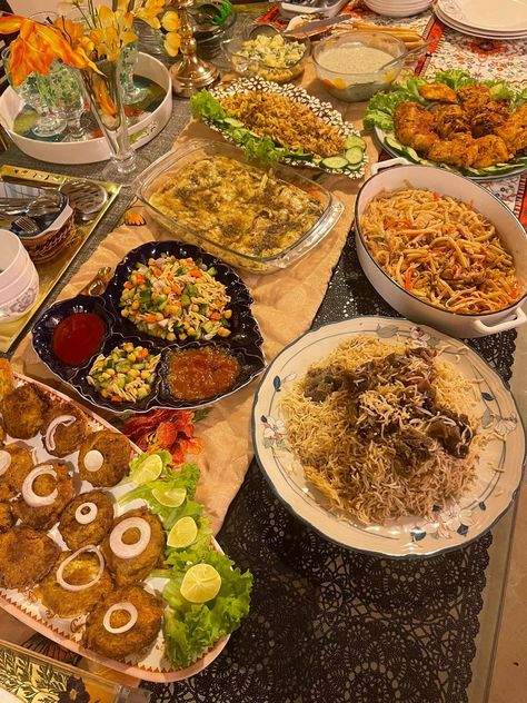 Dinner Ideas Pakistani, Pakistani Dinner Table, Aftari Dishes Pic Snapchat, Dawat Menu Ideas Pakistani, Pakistani Dawat Table, Aftari Dishes Pic, Pakistani Dinner, Pakistani Dishes, Food Set Up