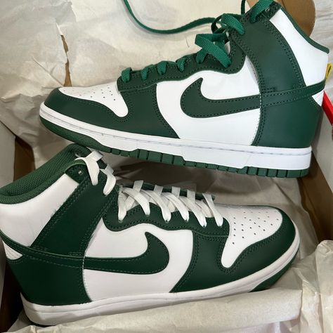 Nike Dunk Hi Retro Size 7 Men’s / Women’s 8.5 Noble Green - White New With Box Purchased At Kith Brand New / Unused / Unworn Also Comes With Extra Set Of Green Laces. Original White Laces Included. I Changed The Lace To Green On One Shoe But You Can Change It Back To White Or Change The Other To Green Men’s Nike Shoes, Male Shoes Aesthetic, Green Shoes Men, Green Nikes, Shifting Hogwarts, Nike Shoes Men, Boss Chic, Red Basketball Shoes, Hogwarts Dr