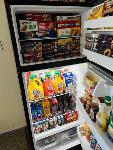 Stocked Fridge, Freakshakes Recipe, Best Low Carb Snacks, Pantry Fridge, Food Pantry Organizing, Jimmy Dean, Movie Snacks, Fridge Decor, Sleepover Food