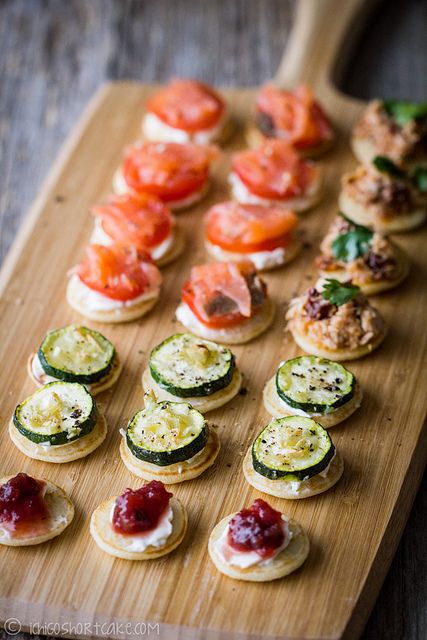 Mini Blinis, Finger Appetizers, Wedding Finger Foods, Finger Food Ideas, Wedding Finger, Food Wedding, Läcker Mat, God Mat, Foods Recipes